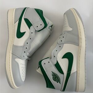 Nike High-Top Sneakers in White and Green